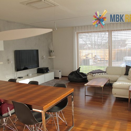 Prodej luxusního rodinného domu se zahradou a bazénem v České u Brna